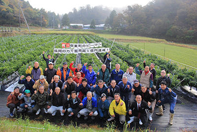 201112但東町野菜生産組合ピーマン部会販売高1億円突破（記念撮影）400.jpg