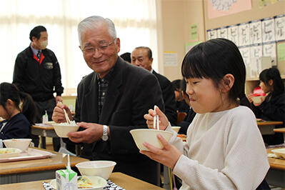 231213JAたじま　養父市学校給食に蛇紋岩米使用.JPG