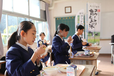 230111JAたじま　兵庫県豊岡市内の学校給食で無農薬米を試験導入.jpg