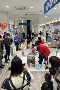 HP26011011JAたじま　「コウノトリ育むお米」沖縄で好評、消費者と餅つき、兵庫・JAたじま (1).jpg