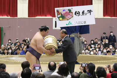 JAたじま　相撲部屋に米と牛肉贈る.jpg