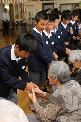 130514higasideisenbaduru-shakehands.jpg