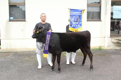 251003JAたじま　中村さんら最上位、新温泉町子牛共進会.jpg